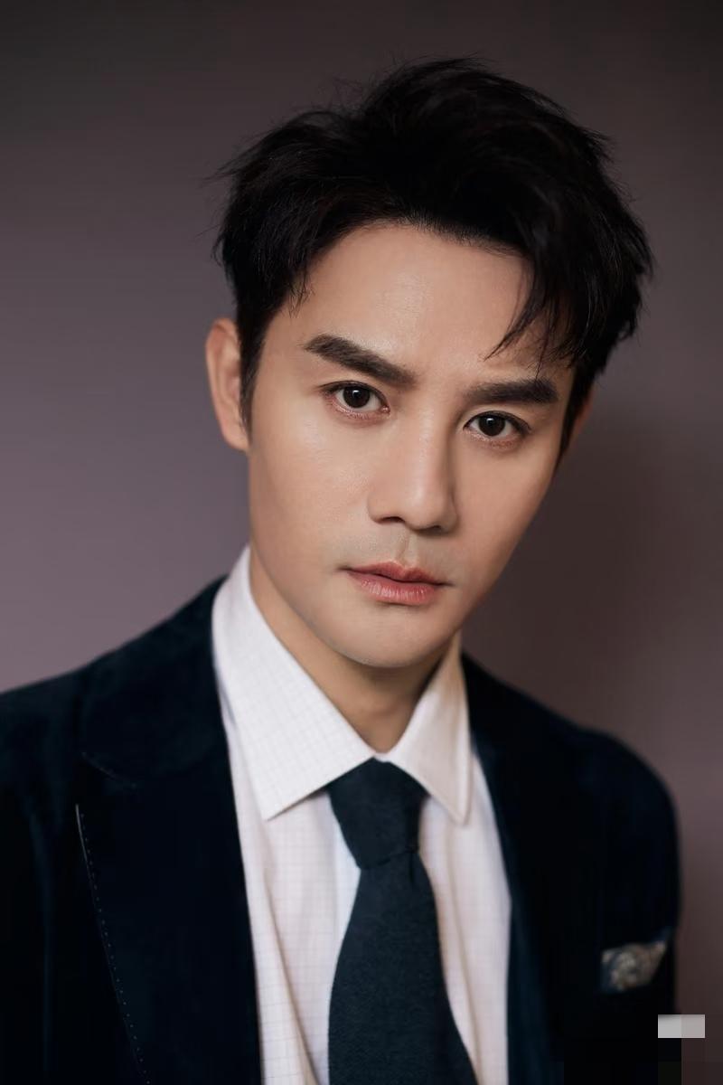 谁有《交锋》导演的电话，麻烦告诉我一声，不为别的，我就想问问他到底怎么想的，