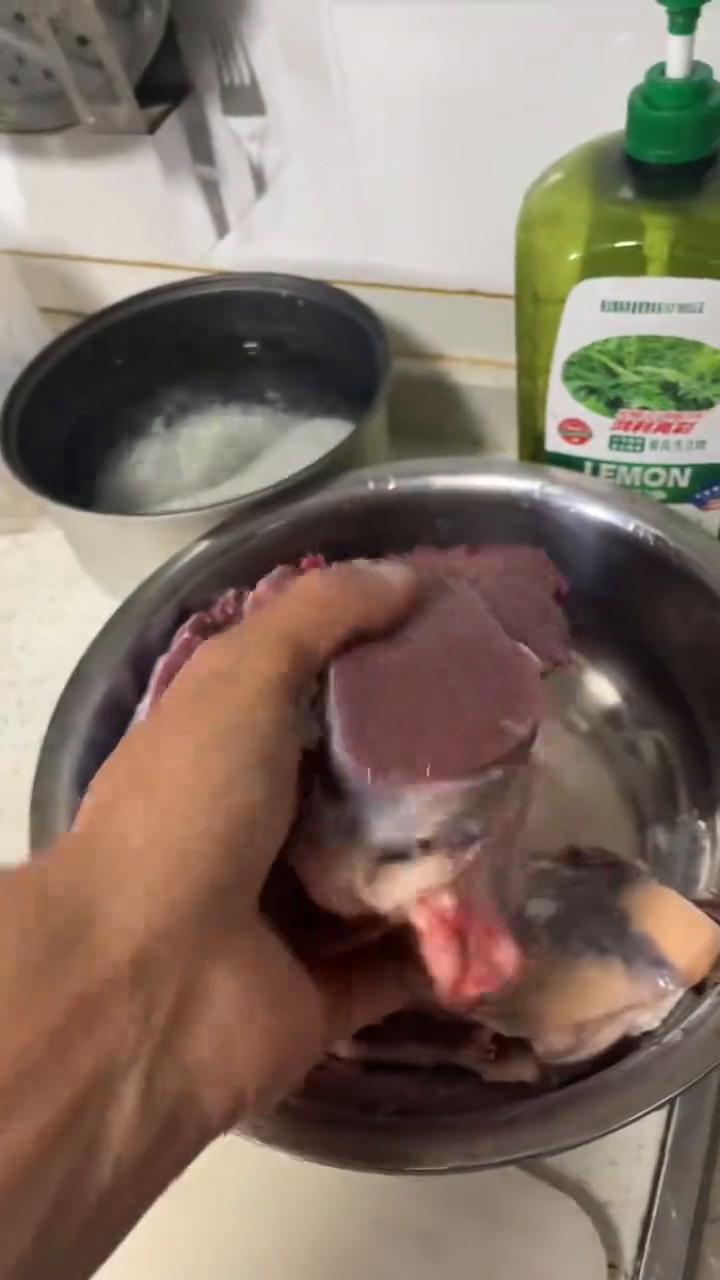 吃不吃？刚刚拢屋的毛球的，整的头毛油的，烧好给你舀点。