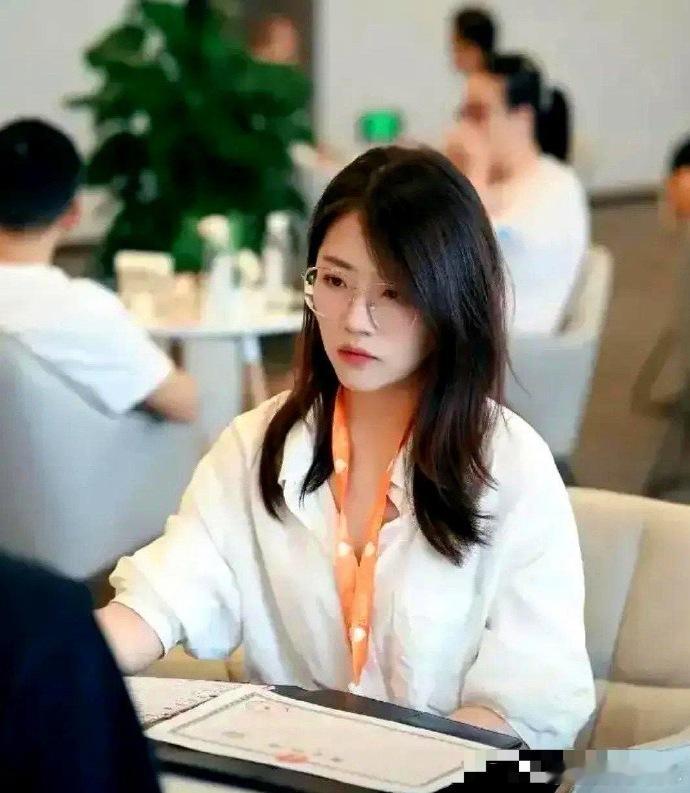 上海有个女研究生去面试，面试官突然来了一道脑筋急转弯：100个口是什么字？她一