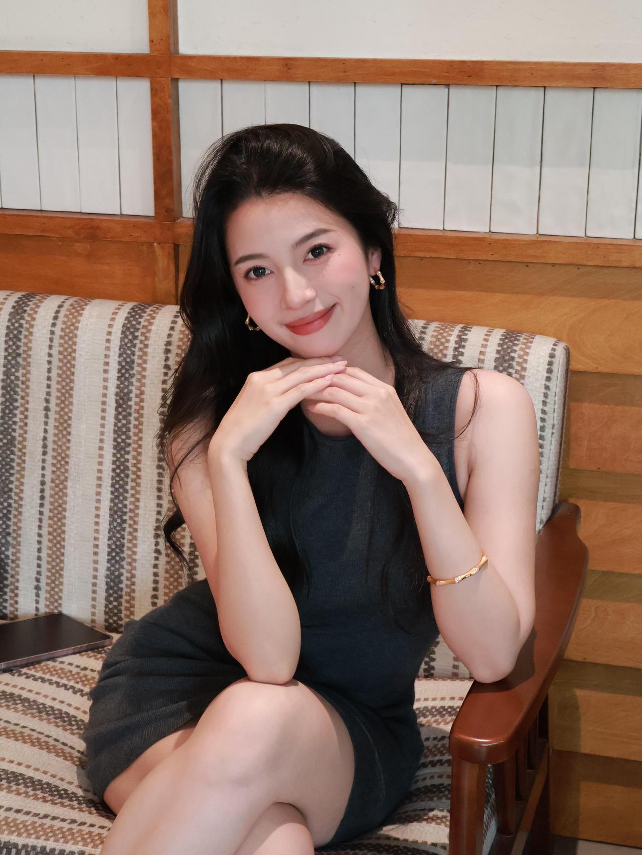 什么样的女人最有吸引力在温柔的时光里，与松弛的自己相遇。深灰裙装衬出舒展姿态，每