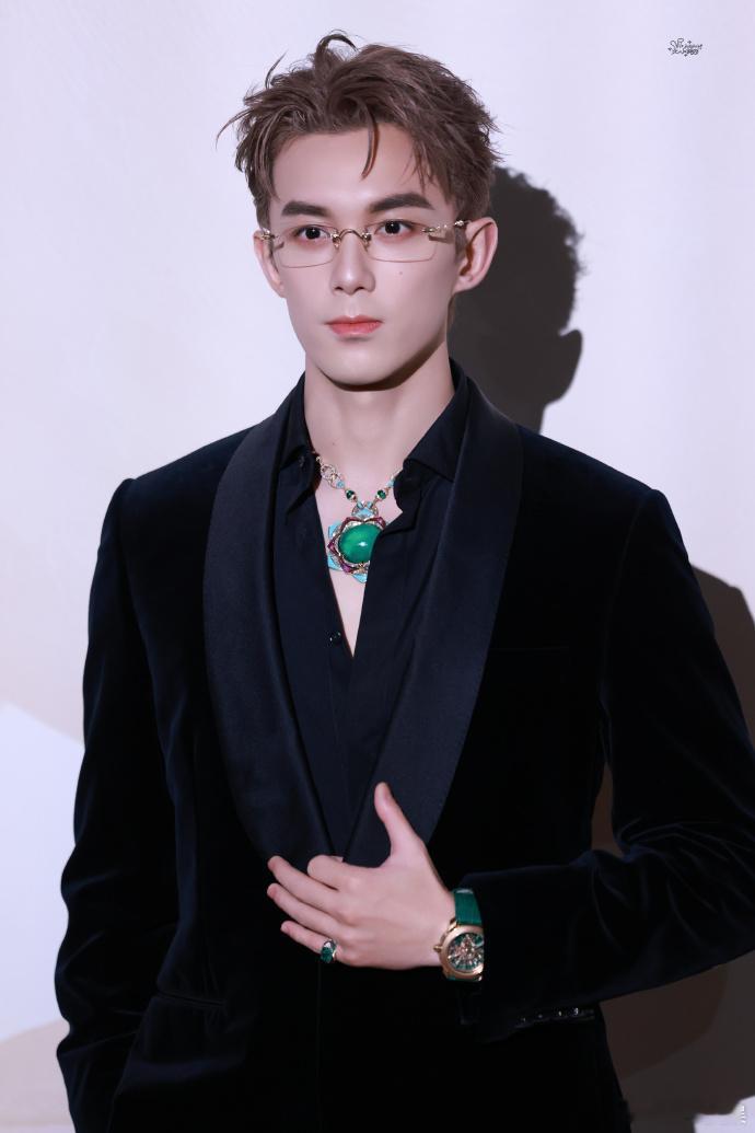 吴磊宝格丽绿宝石可以当传家宝吴磊现身宝格丽高级展览，巨型绿宝石点亮整套造型，宝石