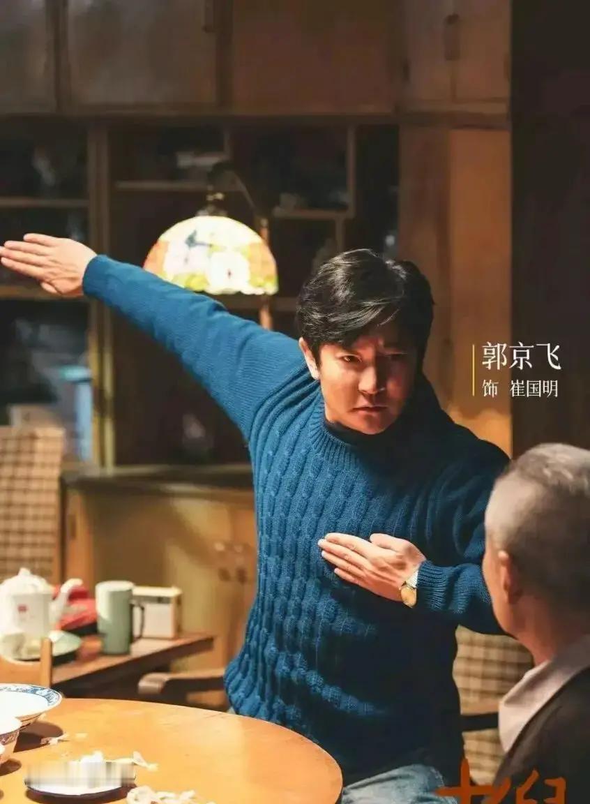 别急着骂霍东风“渣男”。他在监狱里，对着崔小红的照片哭了一鼻子，全网反而叫他