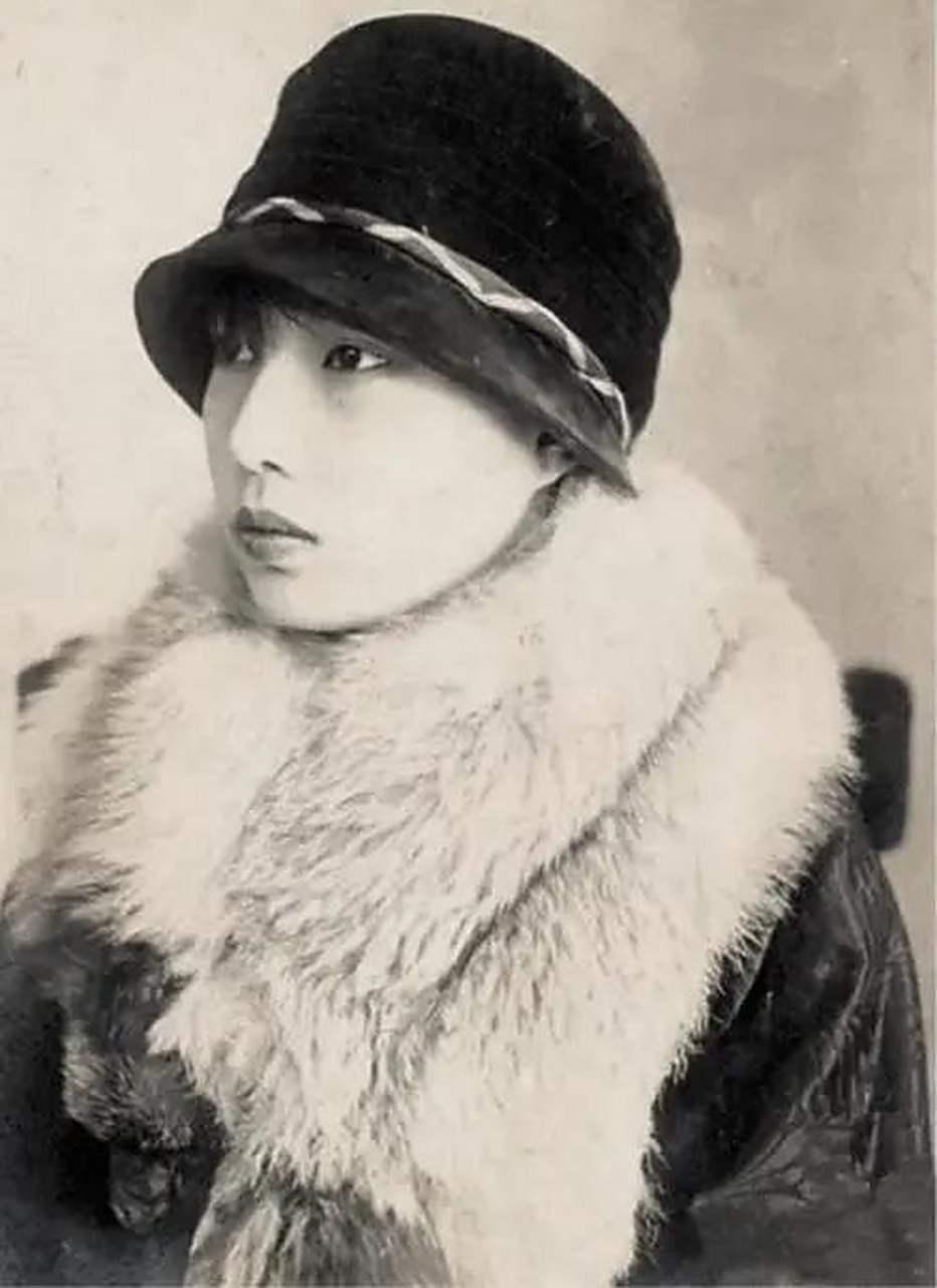 1965年的一天，杜月笙的四姨太姚玉兰正在牌桌上摸牌，突然浑身一阵燥热，坐也不是