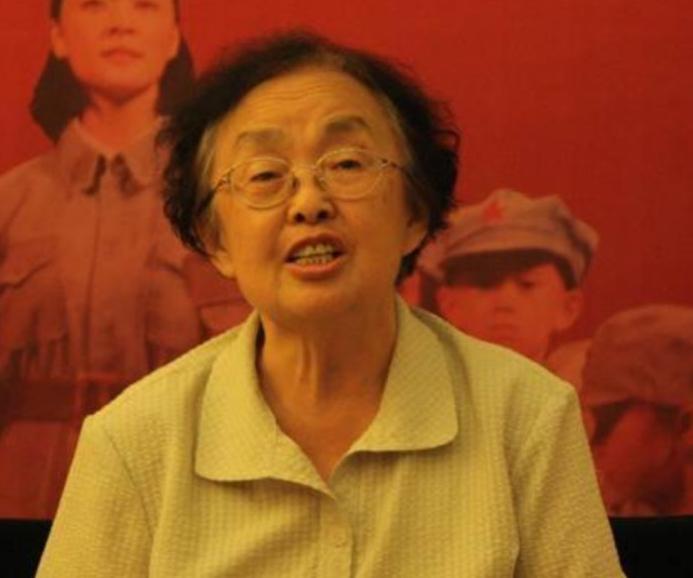 1952年6月1日，毛主席在接见少先队员代表时，听闻有一名孩子名叫左太北，亲切的