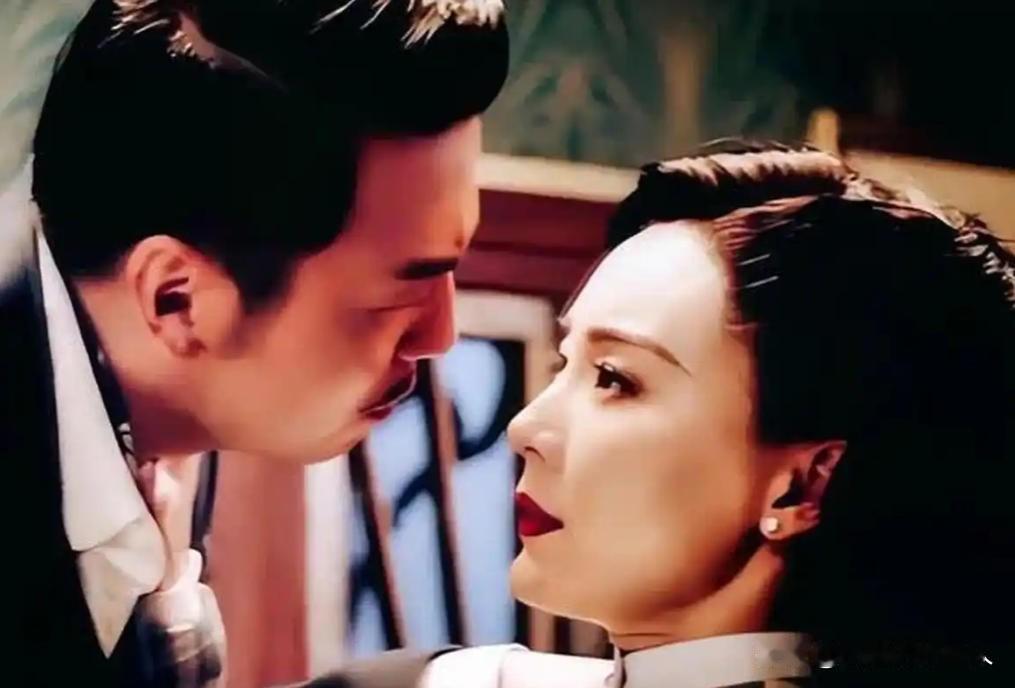 一次，雷佳音跟陈数有一场吻戏，雷佳音问她：“数姐，听说咱俩今天要拍亲嘴儿的戏，姐