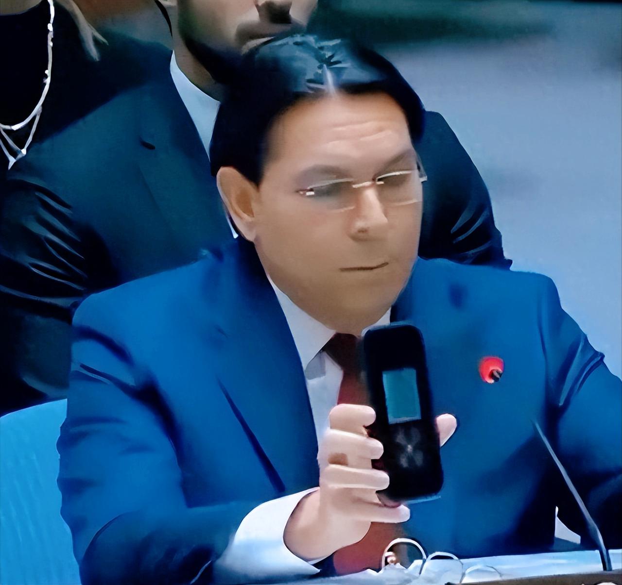 回旋镖来得这么快！庄严的联合国安理会会场竟突然响起刺耳的空袭警报声，紧接着一个1