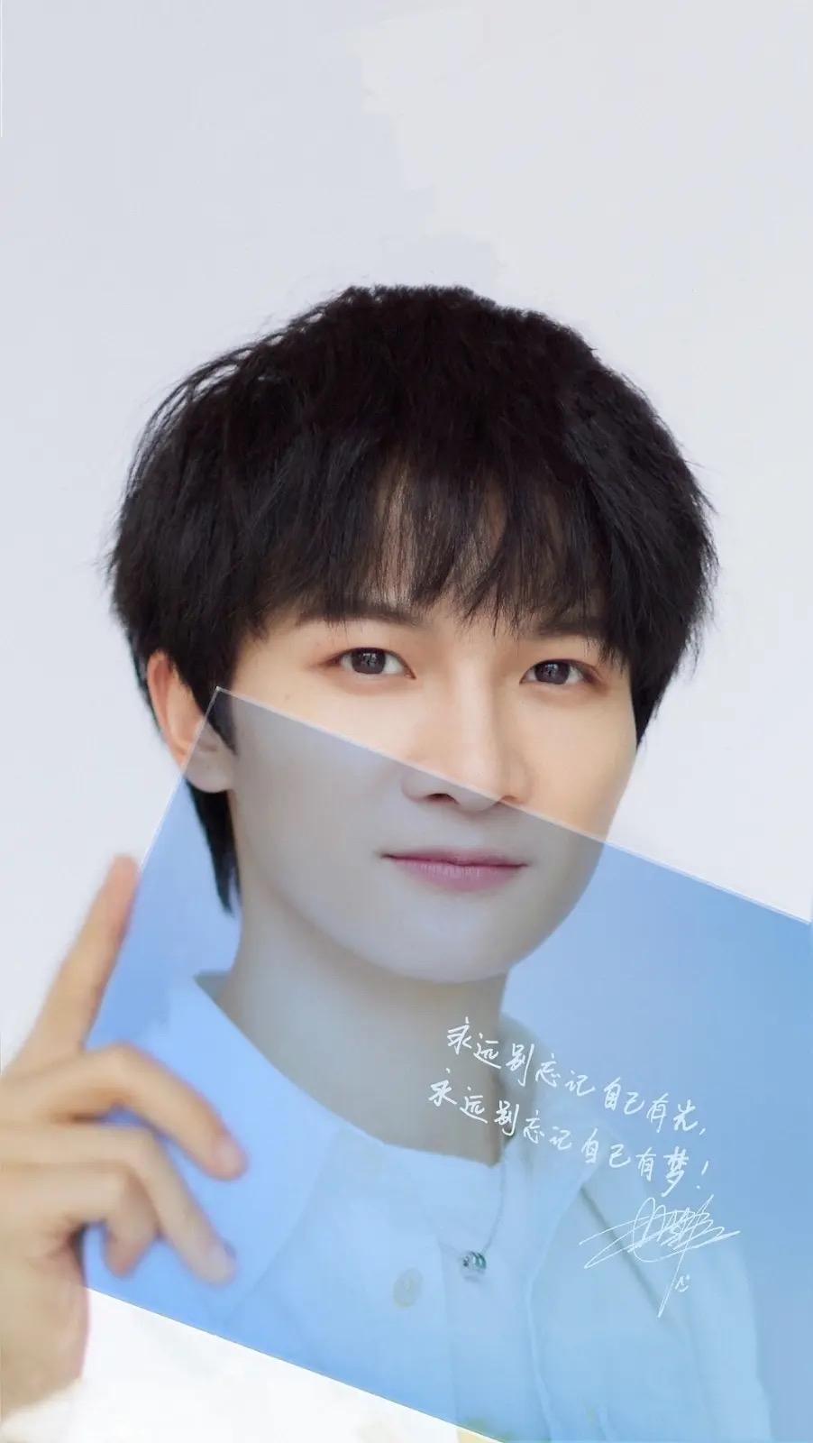 就我现在能看到的综艺片段、相关资料，觉得周深是个才华出众、情商过人的歌手。为什么