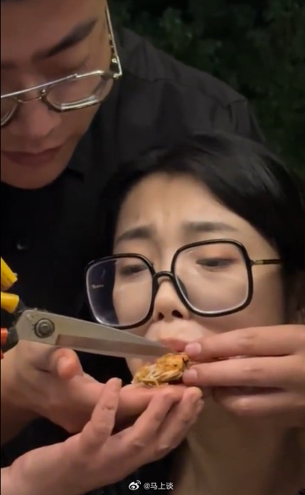 被熟虾咬伤的概率不再是0哈哈看抽象视频，发现一个野生帅哥~放心，没留络腮胡~[