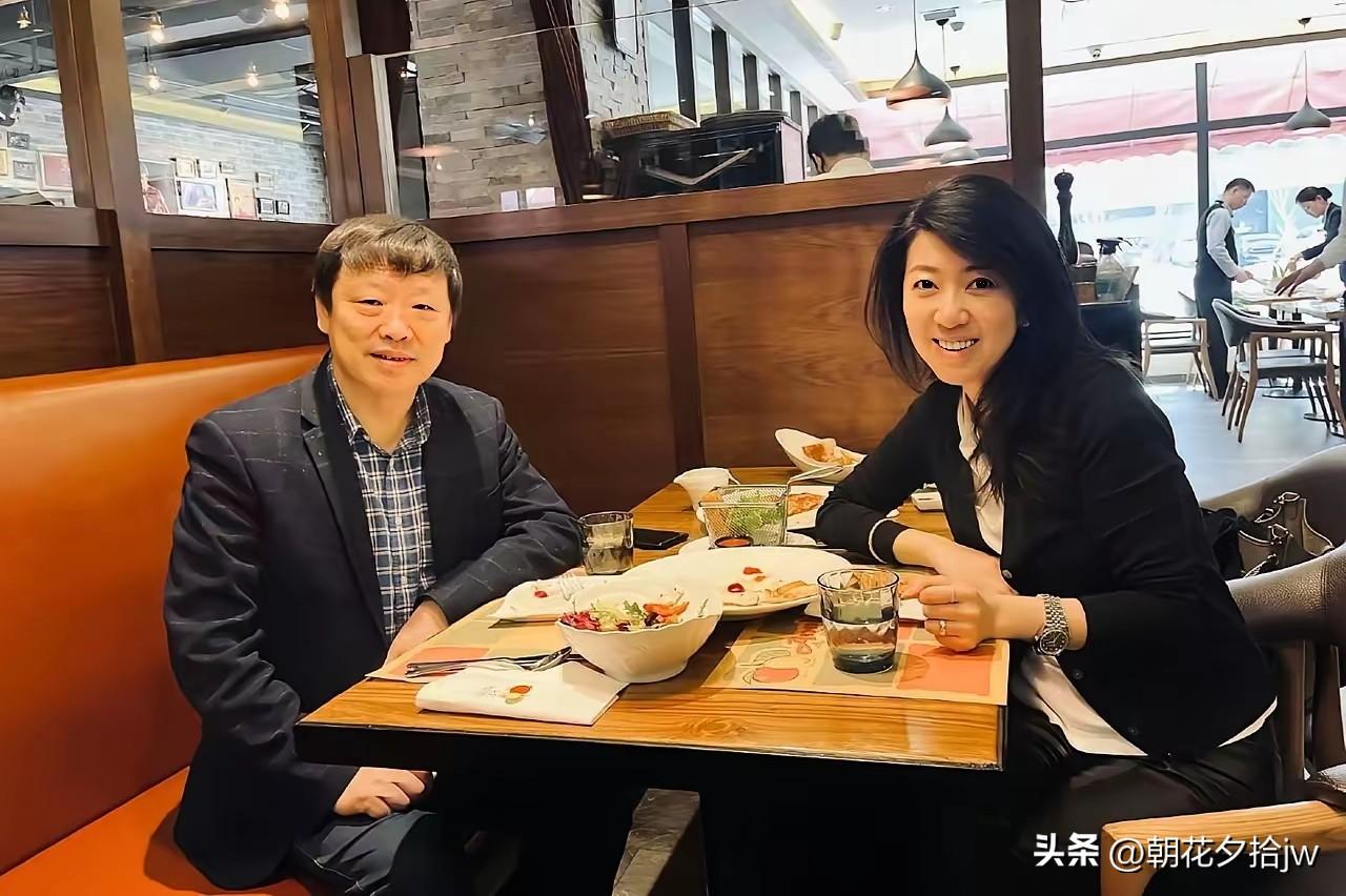 老胡摊上事儿了！原因是跟王月梅吃了个饭。王月梅何许人也？《纽约时