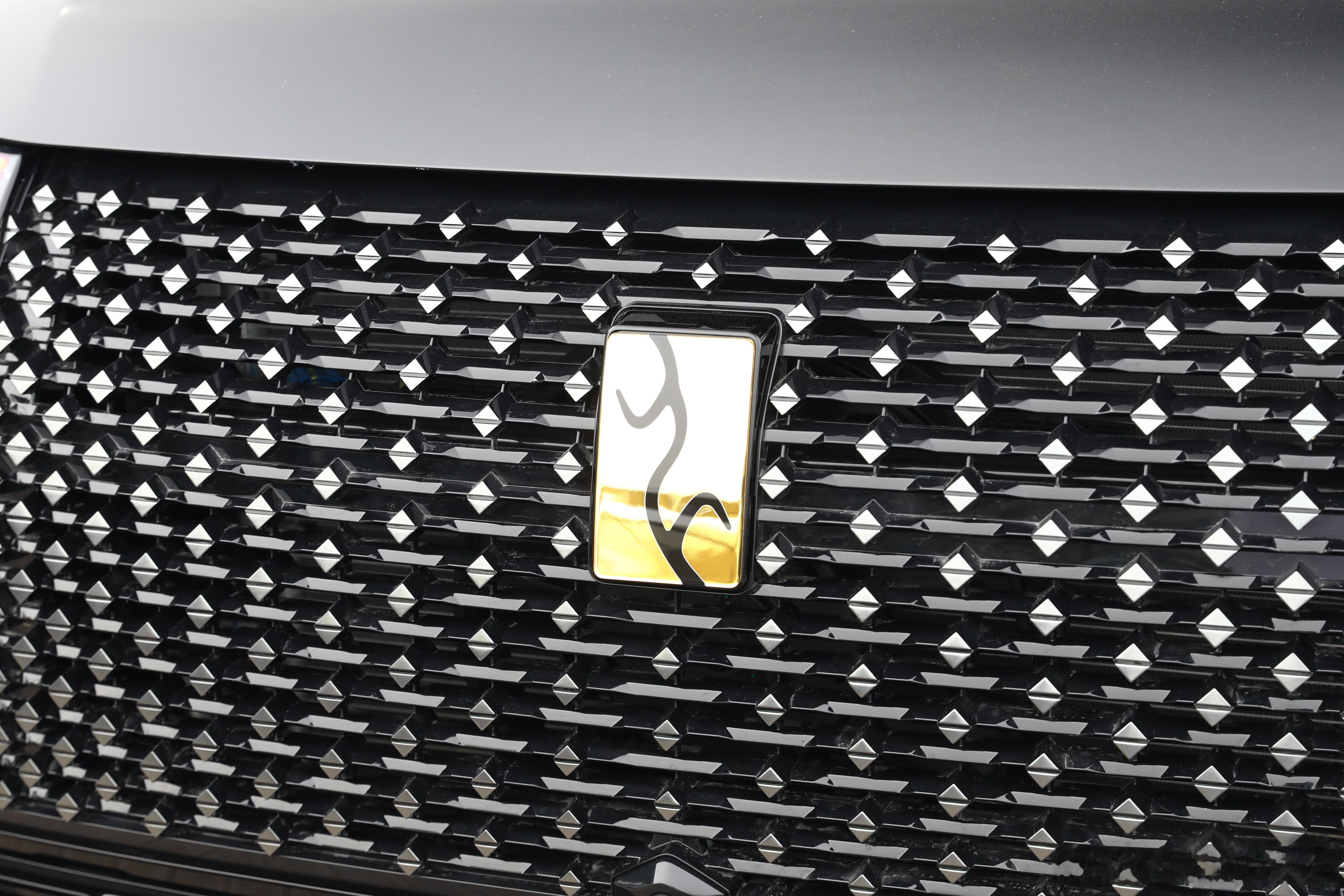 如果你问我什么品牌的车标设计的最好，我肯定投仰望一票仰望的车标源于甲骨文的“电”