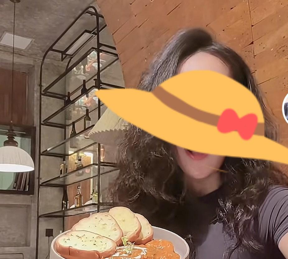 荒唐，上海一网友称自己是亿万富翁，要给熊磊拍电影，把她对姚策不离不弃的故事拍成电