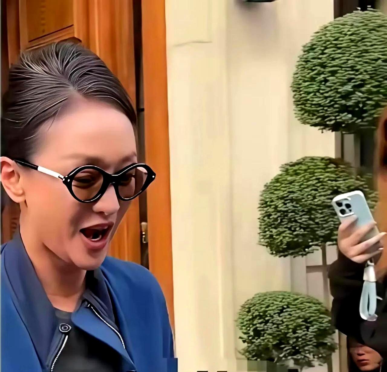 51岁的周迅，最近被拍到一身松弛感出门，没化妆，头发还带着一圈自然白。说实话，