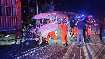 事发汉中！一车追尾，车辆变形1人被困10月27日汉中消防接警称车辆追尾1人被