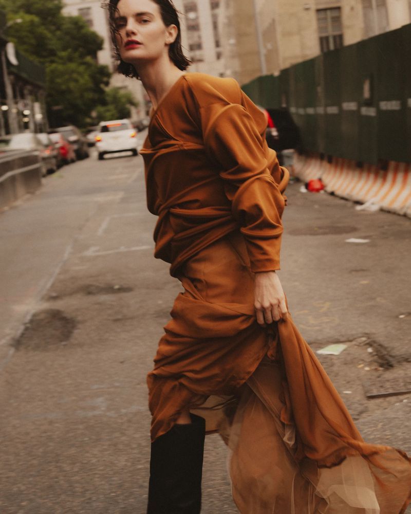 模特DelfinaMorbelli出镜乌克兰版《Harper'sBazaar