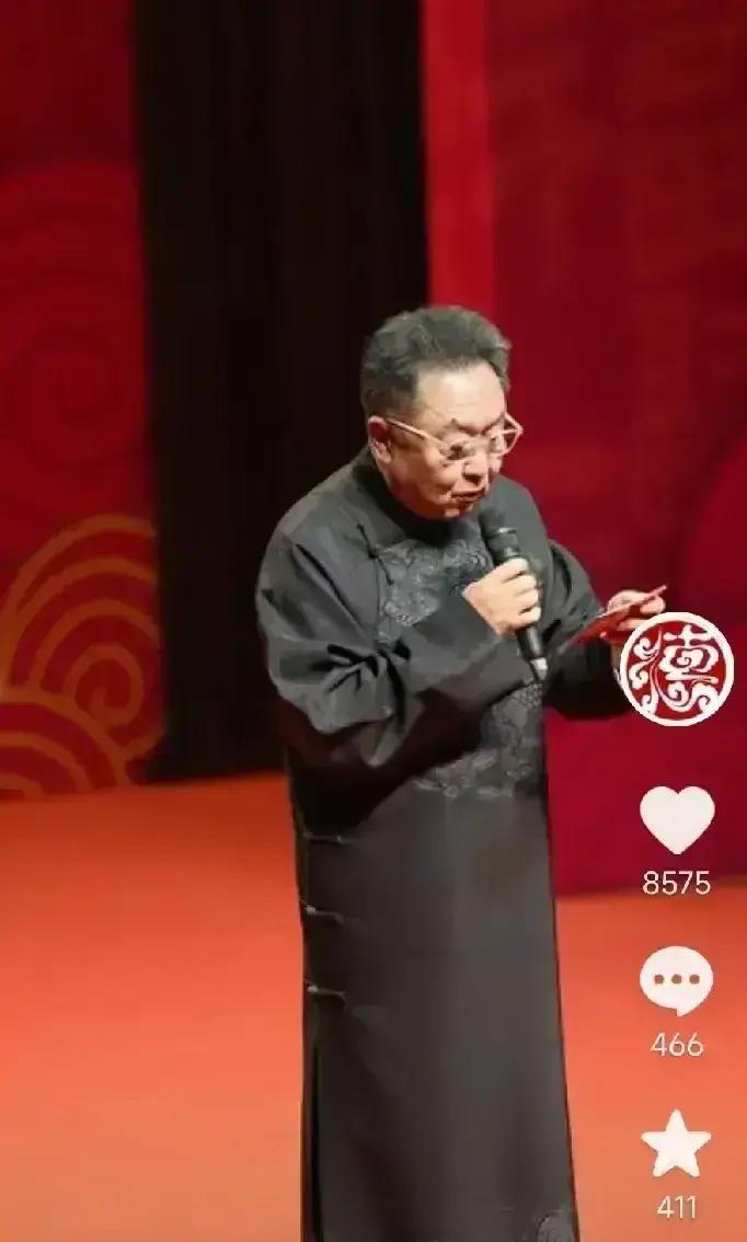 于谦念郭德纲16个头衔却故意漏了“德云班主”，台下哄笑秒变沉默——这哪是报幕？是