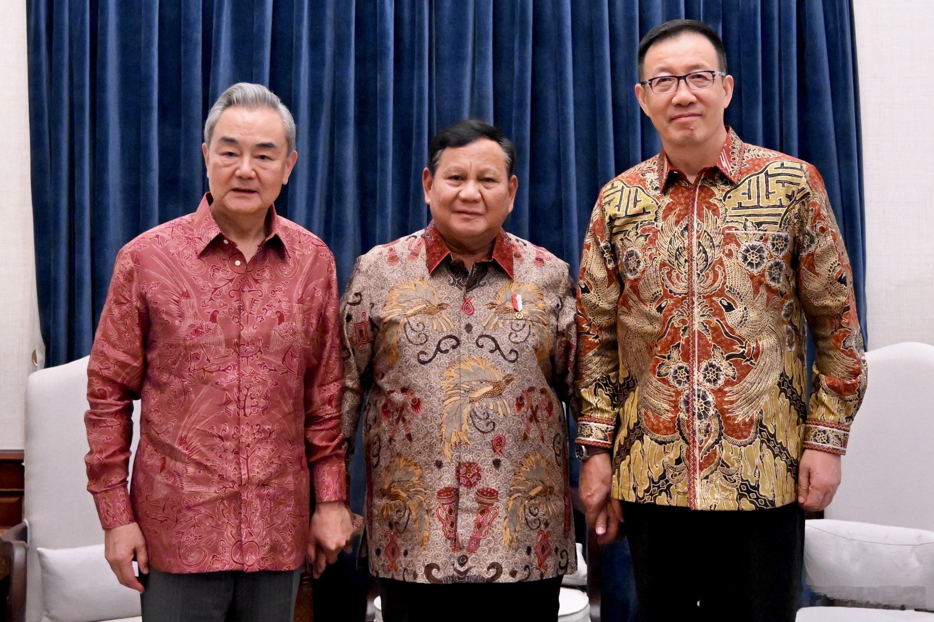 王毅外长、董军防长和印尼总统普拉博沃身穿的衣服，是印尼传统的蜡染衬衫。联合国教科