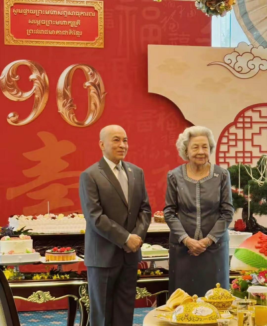 人要长寿，就必须接受红颜老去。柬埔寨的莫尼列太后年轻时是风华绝代的著名美女，可