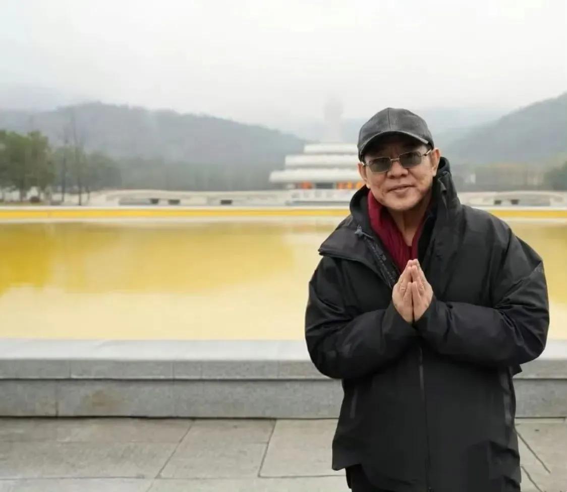 李连杰携小女儿同游九华山！李连杰于2025年12月13日至14日现身九华山，期