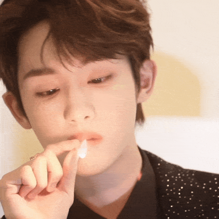 董思成这个镜头钓到我了董思成这个镜头真的绝绝子！黑西装与碎钻相得益彰，他软萌的