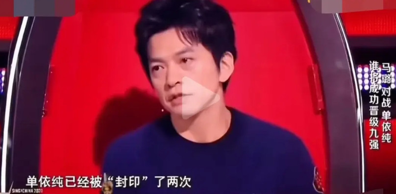 李健的建议单依纯是一点没听呀。当年好声音决赛的时候，单依纯唱的太好被导师封印了
