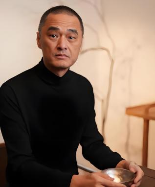 冯唐说：“一个人最顶级的愚蠢，就是焦虑。人生本来就是一个见招拆招的过程，