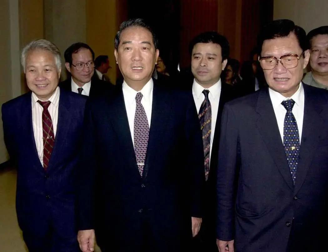 本月22日，亲民党党首宋楚瑜出乎意料地表示："我们不愿兵戎相见，追求和平，但