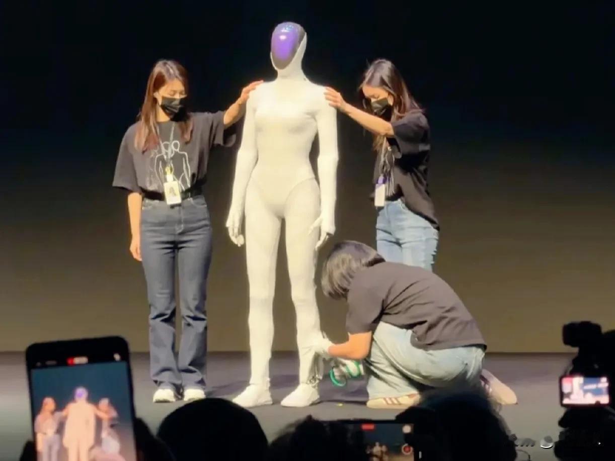 不知道的还以为是T800[无奈吐舌]小鹏机器人一亮相就有人说是人假扮的，为啥呢？