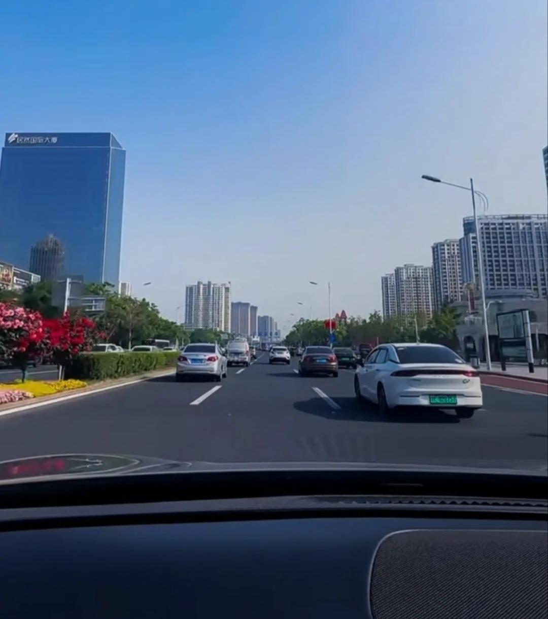 有个问题想请教大家！国庆假期从湖南长沙回广东深圳，一个同事问我能不能捎上她，她说