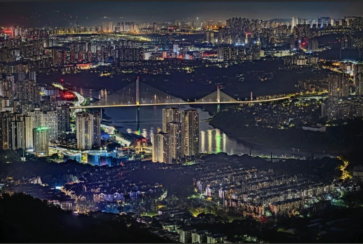 四大直辖市就差重庆了！目前四大直辖市2025年GDP已经公布了三个，分别是上海