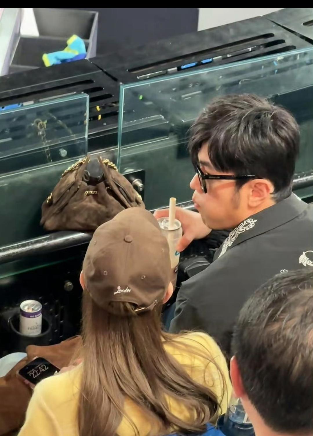 周董懒得搭理那些没影的绯闻，立秋这天陪昆凌逛菜市场买奶茶！只是卓伟老师能不能干