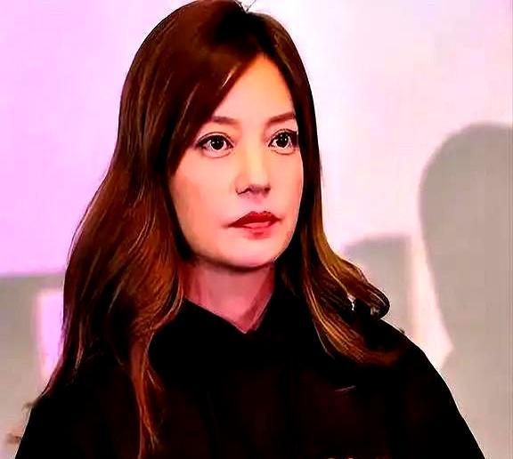 凌晨两点，直播间突然黑屏。十分钟前，赵薇的脸刚刚贴上来。她亢奋的声音还在回