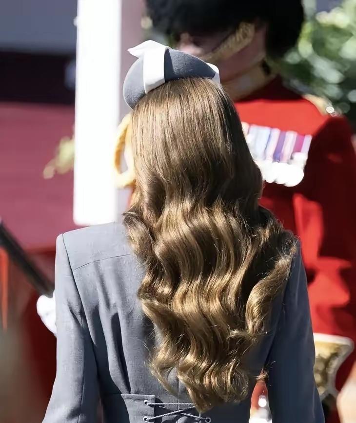 凯特这头发，完美得不像“真”的！复出后的凯特，头发一直是被关注的焦点，为何？