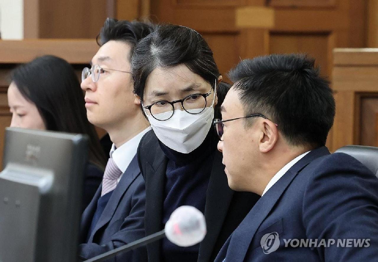 太可怜了！韩联社1月28日消息，韩国前第一夫人金建希因贪污受贿案，一审被判刑1年