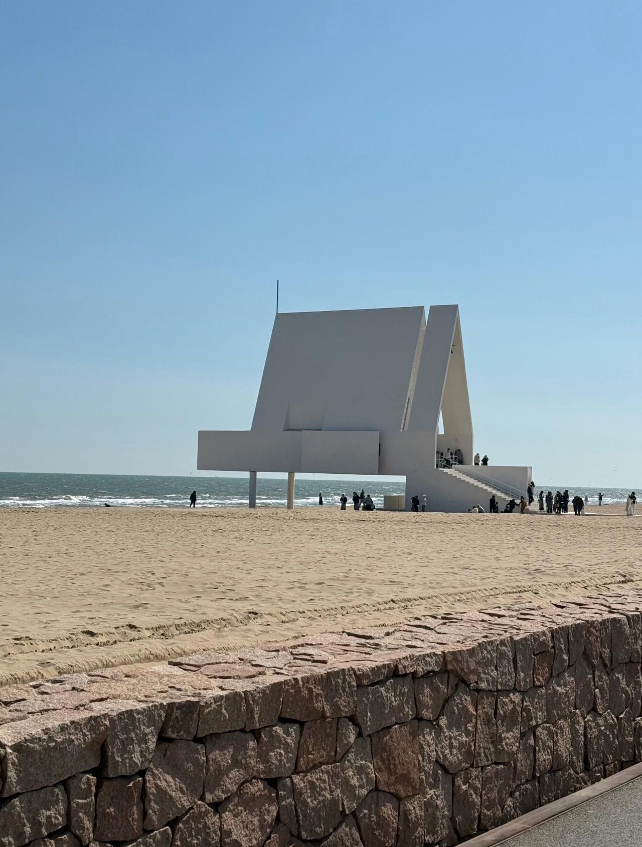今天到海边走走。春天的海，褪去了冬日的凛冽，又未及夏日的喧嚣，有一种恰到好处的温