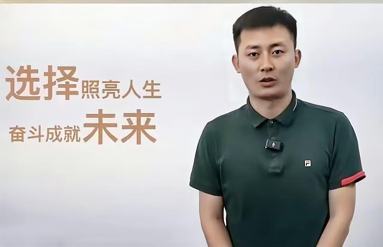 武亮，苏州峰学蔚来教育总经理。我也一直关注武亮，也看了他的直播，和张雪峰老师那可