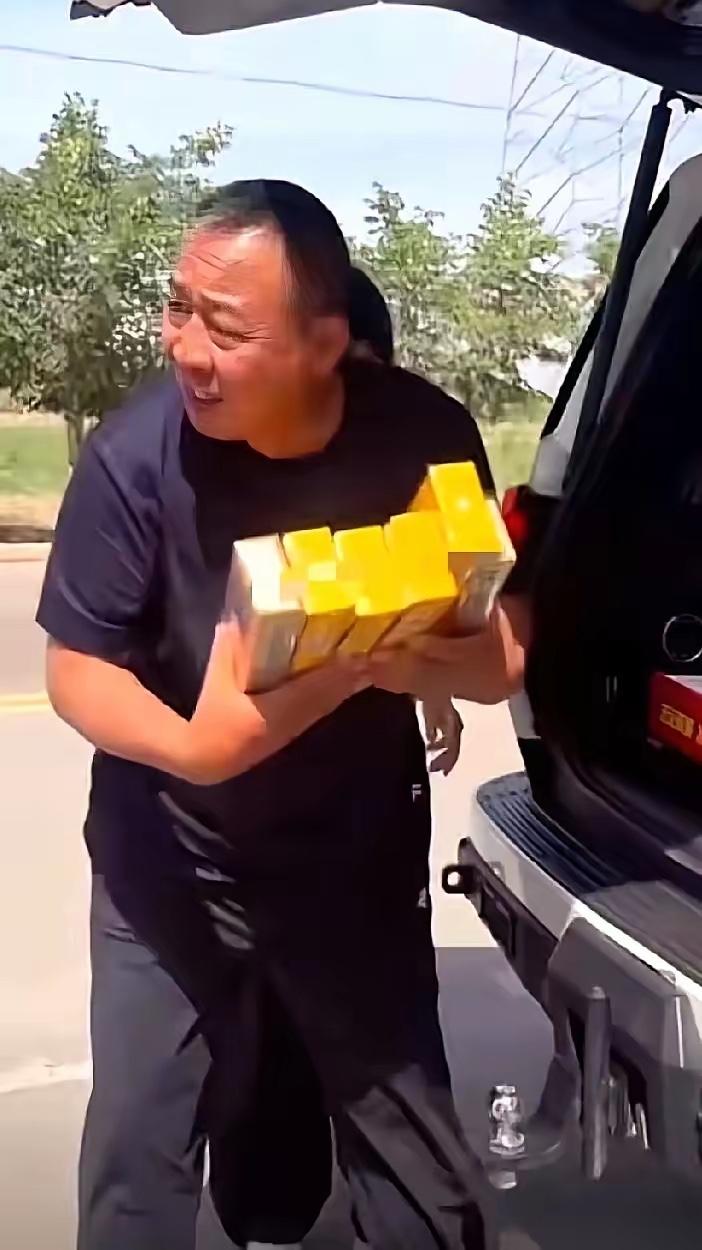胖东来的于东来，最近在新疆自驾，干了件让小店老板手都抖了一下的事。他走进哈密一个