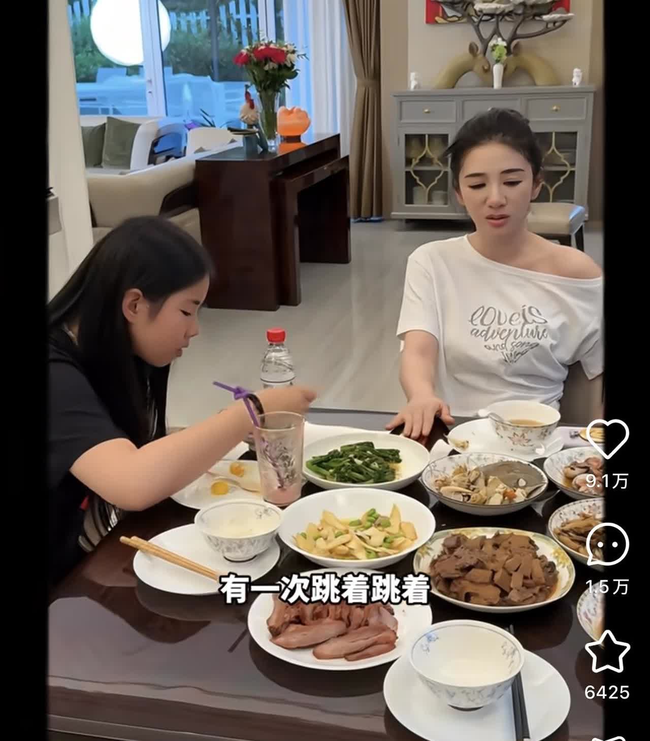 这女儿真是不省心，黄奕要不直接跟她说：“你长得像你爸爸。”或许，年仅12岁的女