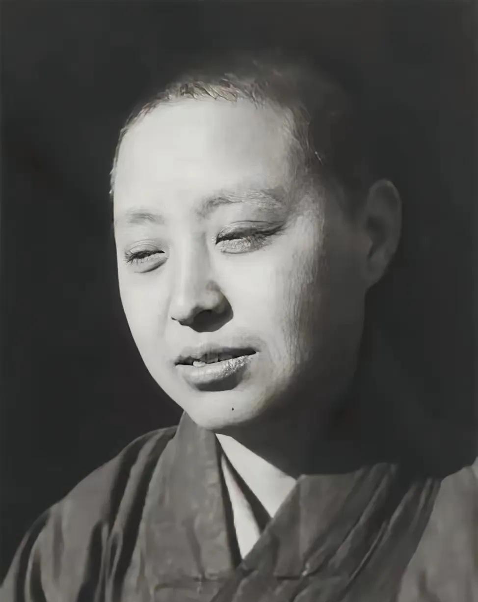 1950年，一次剿匪战斗中，一战士死死地盯住女尼姑，排长不禁气得青筋暴突：“敢违