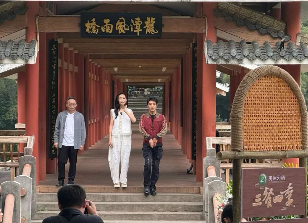 左边是文化学者东西，1966年出生于广西天峨，身高168cm。中间是王鸥，19