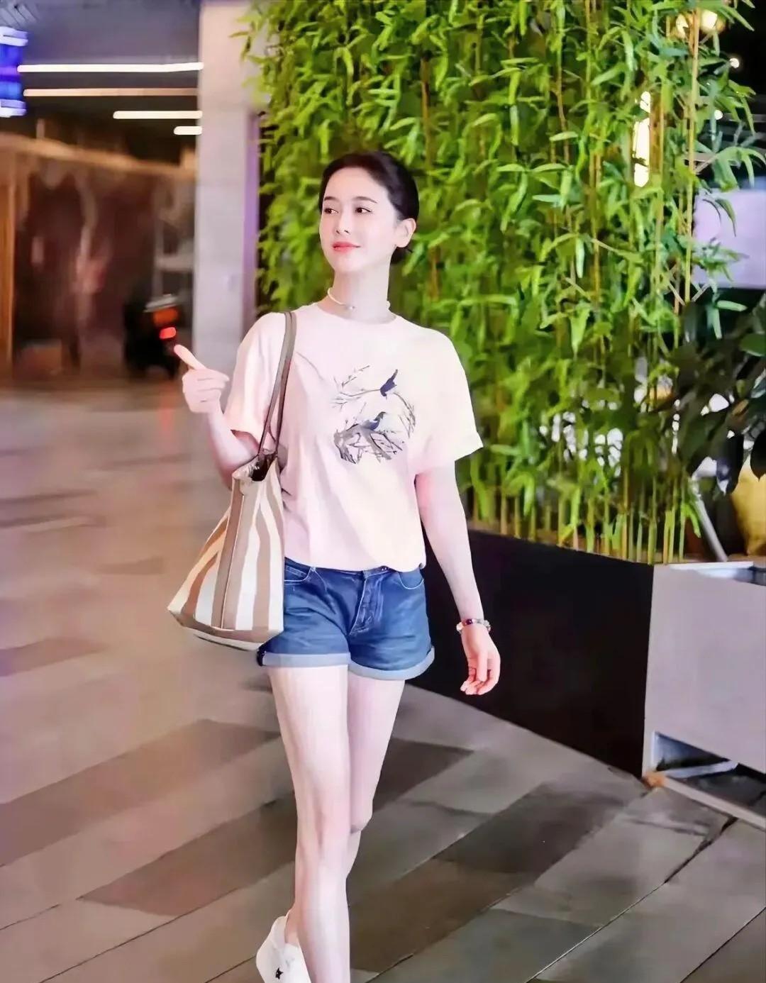 她确实挺好看的，长相独特，有辨识度，真的很漂亮，天然美女，比那些整容脸自然。长