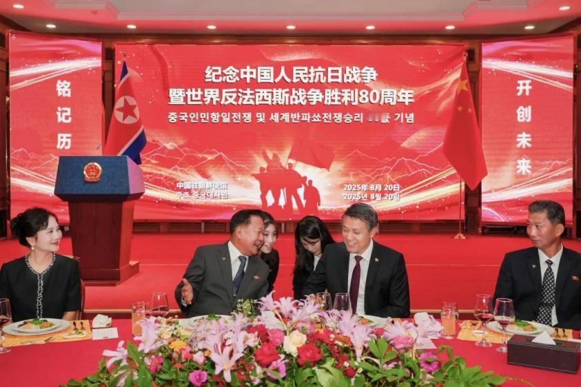 朝鲜二号人物出席中国使馆抗战活动谈笑风生，预热要来北京看阅兵？20日，朝鲜二号人