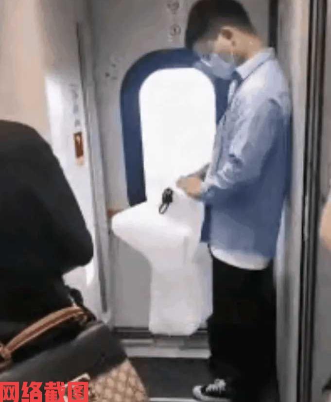 有女子乘坐高铁买了无座票，只能选择站靠乘车。只是让女子看到令她诧异的一幕，有