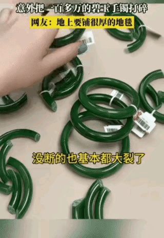 江苏，玉器店一新来的员工帮忙挪桌子，不小心打碎了一盘镯子，近50个和田玉镯价值一