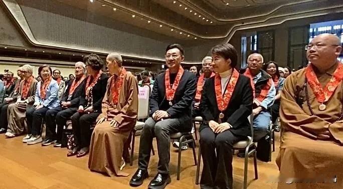 被孤立？佛光缘台中馆开幕，卢秀燕“紧贴”江启臣，杨琼璎形影孤单引联想202