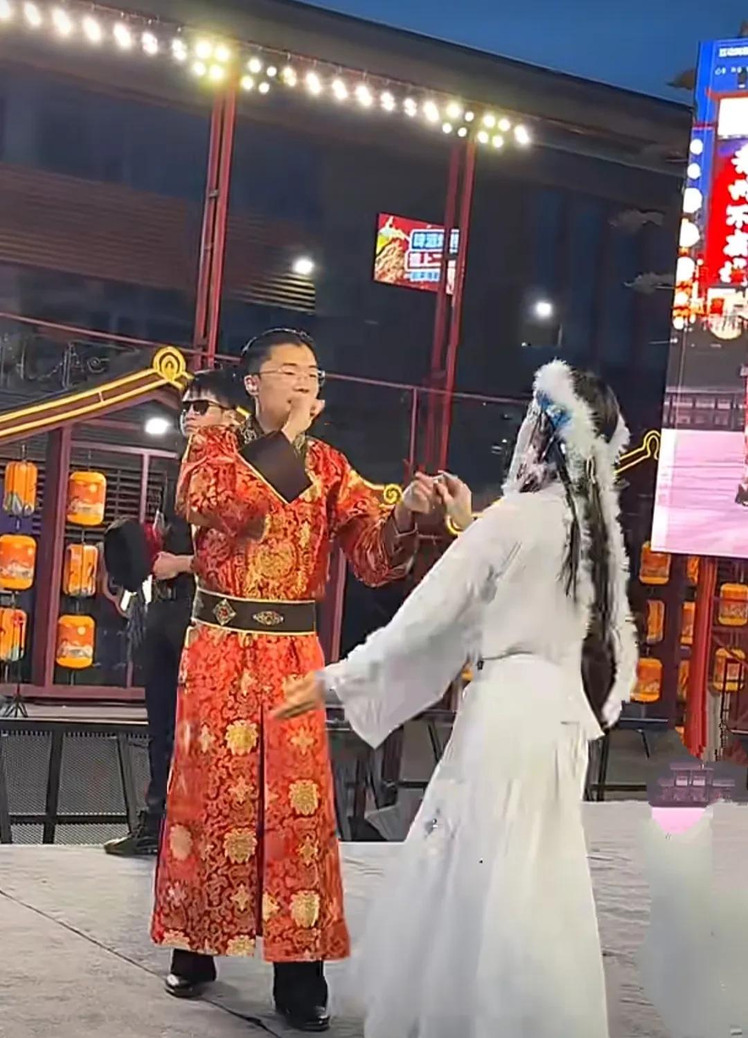 郭有才和舒畅真的黔驴技穷了！两人在舞台上开始模仿乾隆和香妃了，在舞台上翩翩起舞，