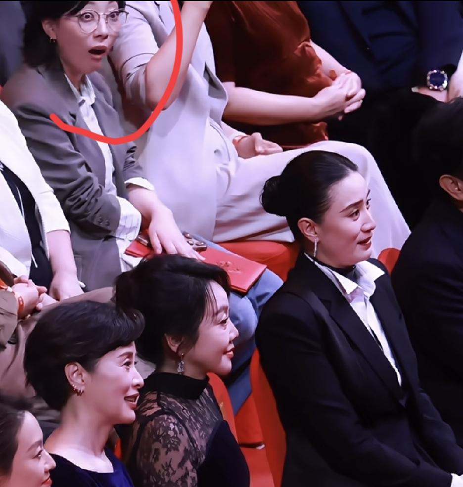 这演员是谁啊，长得还挺好看的。她听到宋佳得飞天奖之后，这眼睛瞪那么大，好在戴了
