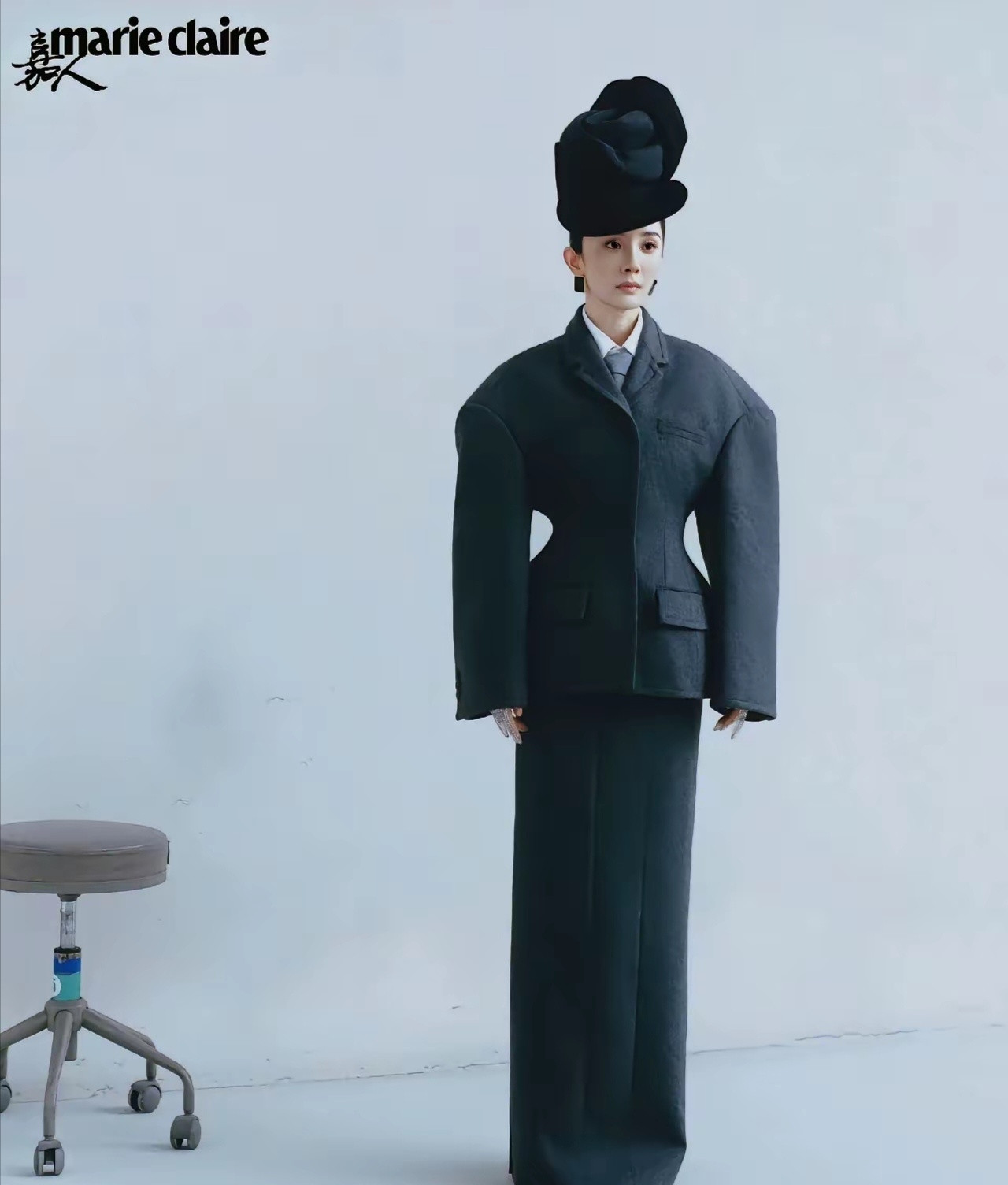 为什么同样的衣服时尚秀，杨幂的造型这么呆板，看着想笑。