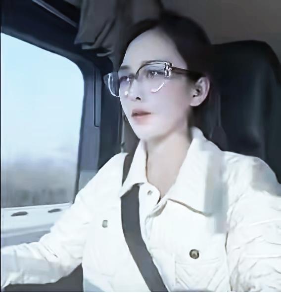 一路走好！12月23日，安徽36岁网红“半挂西施”王迪，驾驶满载货物的半挂车行至