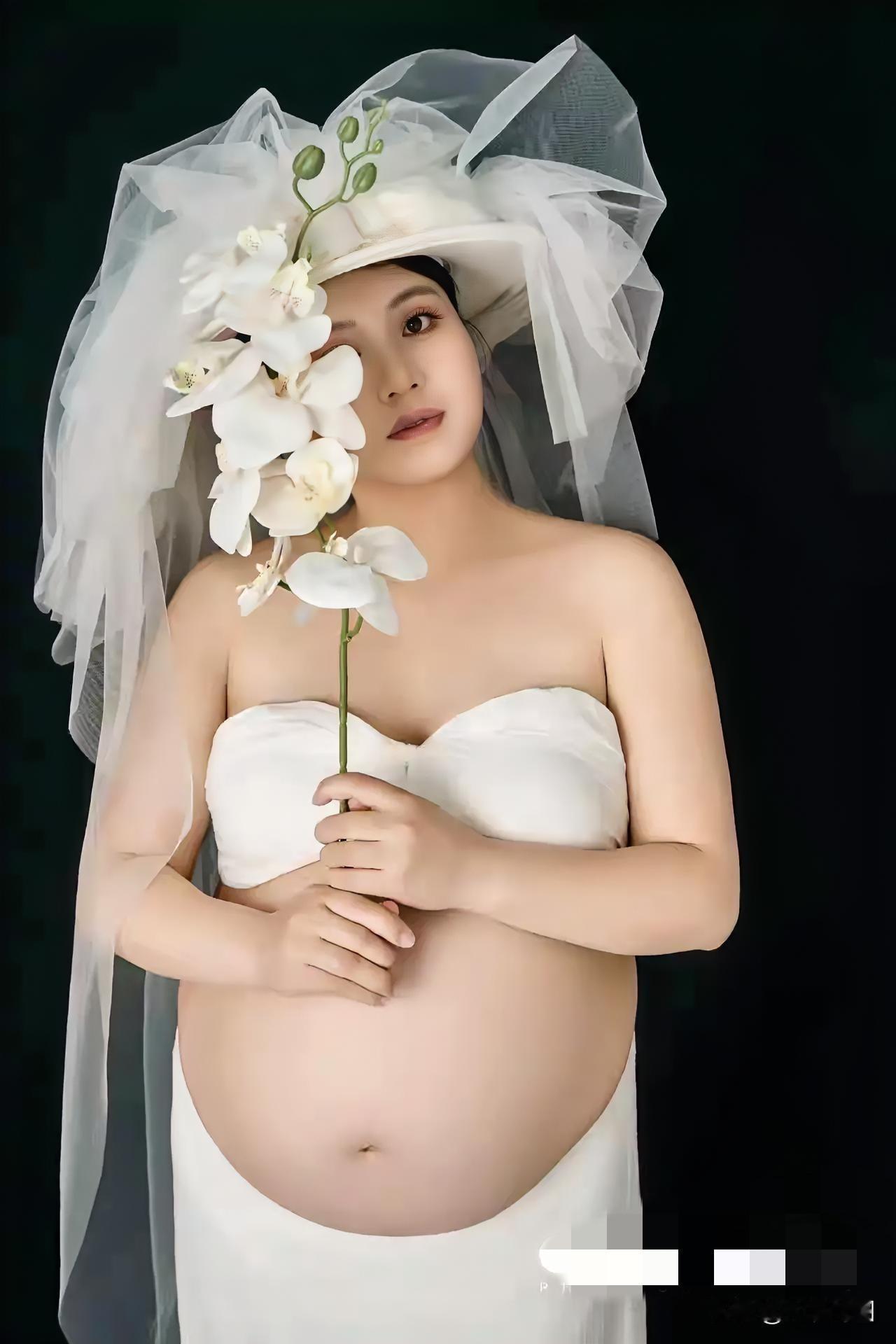 温柔孕味照，白色婚纱与花束的完美结合，期待新生命的到来。