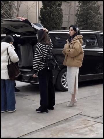 陈都灵穿着那么高的细跟尖头高跟鞋被穿着运动鞋的经纪人拉着走那么快！这鞋子走路超级